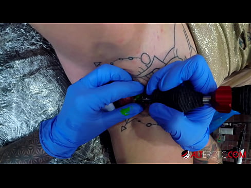❤️ Keçika pir tattookirî Sully Savage tattooek li ser klîtorê xwe kir. ☑ Kalîteya porno li ku.dreamypassionjourney.ru ❌❤