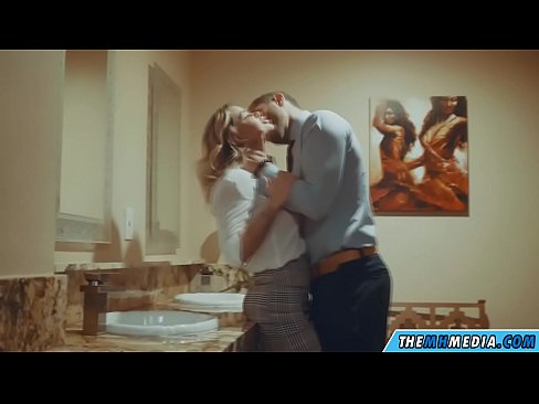 ❤️ Gava ku blondeyek busty we di nav hewşek gelemperî de dixapîne ☑ Kalîteya porno li ku.dreamypassionjourney.ru ❌❤